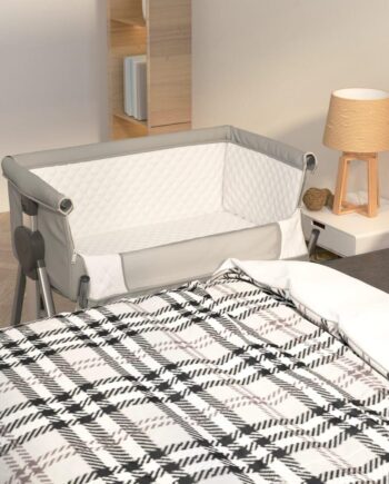 Grå Babyseng med Madras – Komfortabel Søvn til Dit Barn