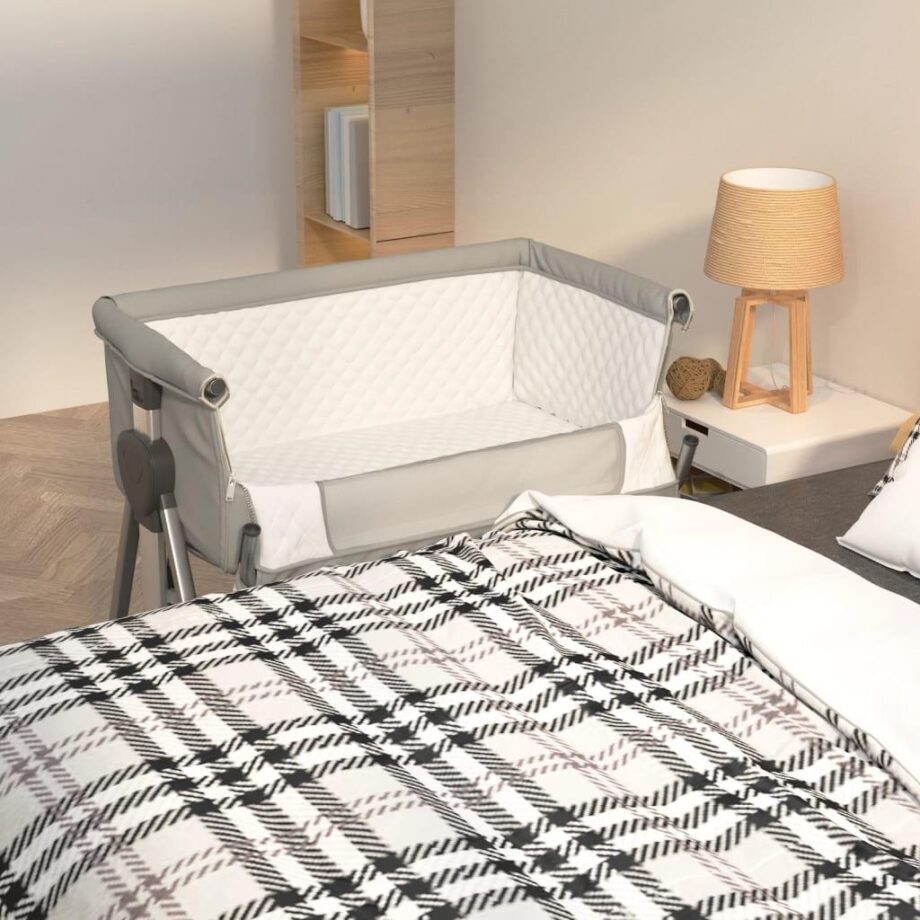 Grå Babyseng med Madras – Komfortabel Søvn til Dit Barn