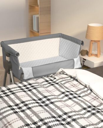 Mørkegrå Babyseng med Madras - Sikkerhed og Stil til Dit Barn