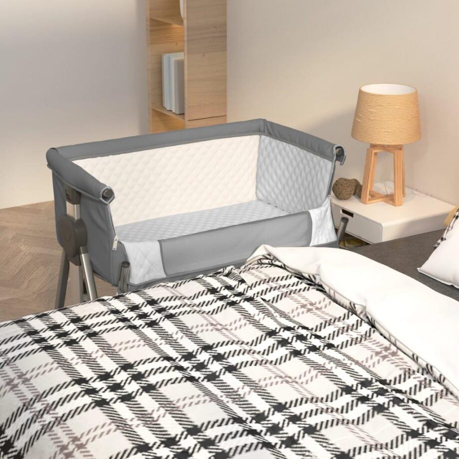 Mørkegrå Babyseng med Madras - Sikkerhed og Stil til Dit Barn